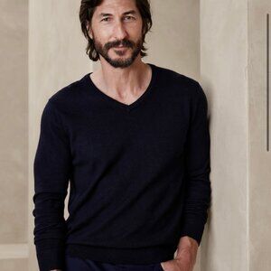 Banana Republic Men's Navy Blue V-Neck Sweater S